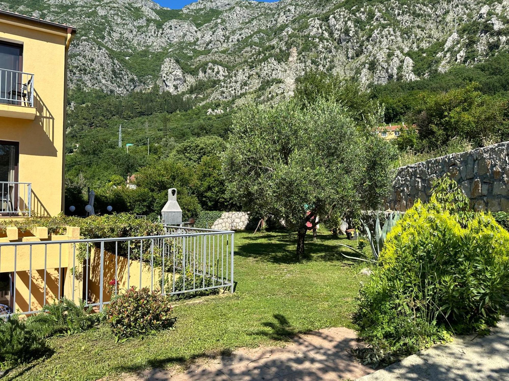 Villa Risan Apartments Exteriör bild