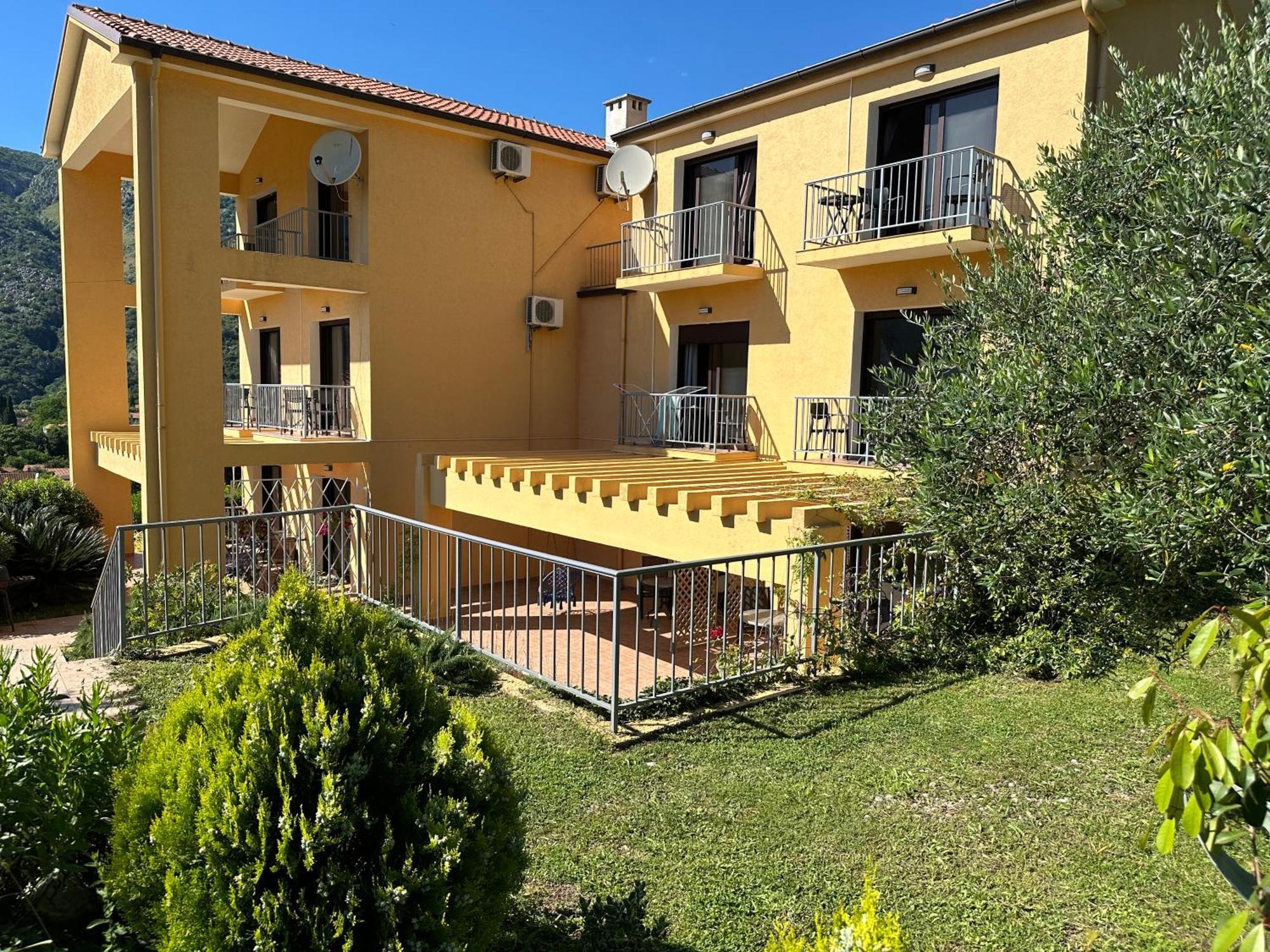 Villa Risan Apartments Exteriör bild