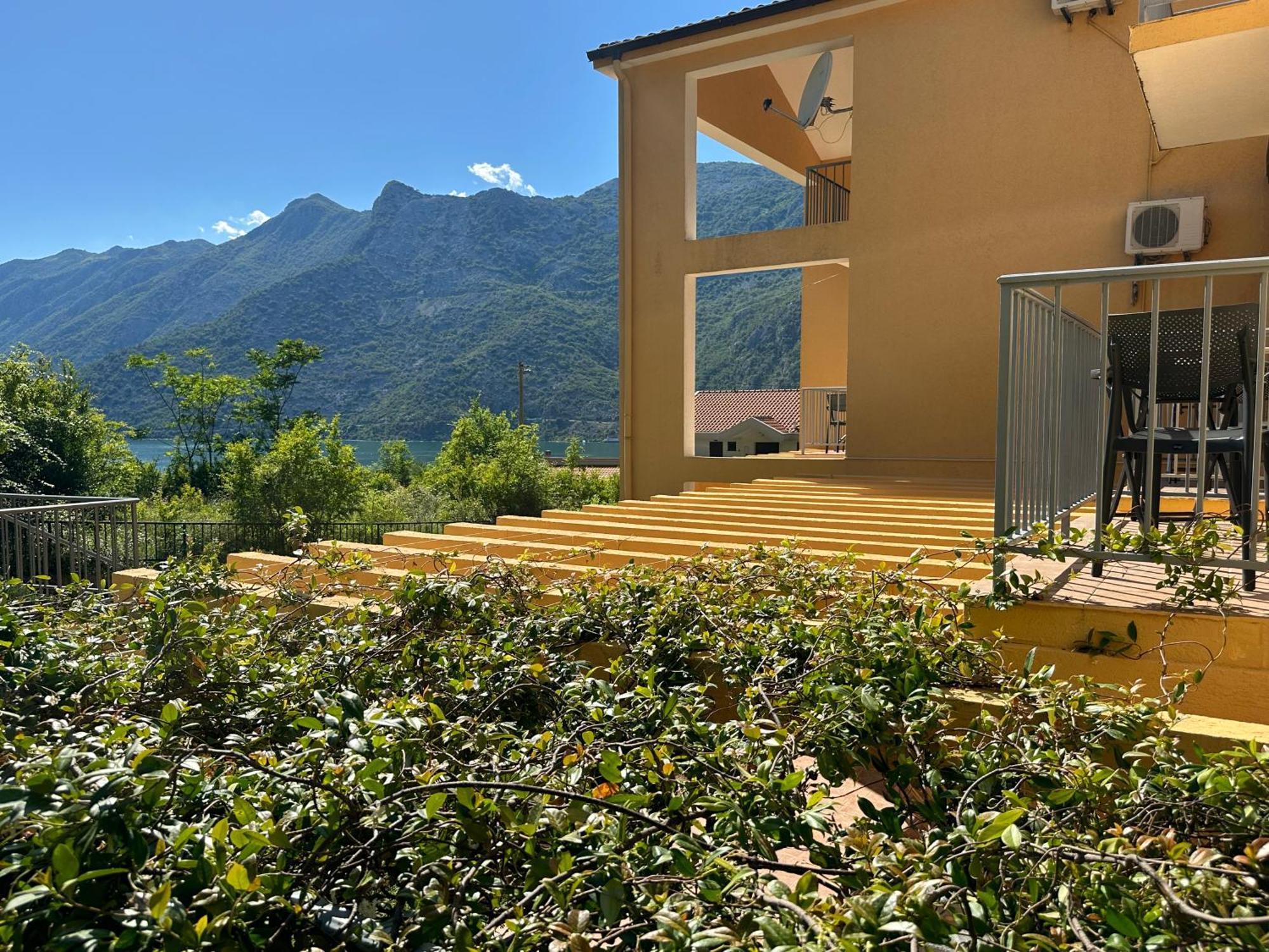 Villa Risan Apartments Exteriör bild