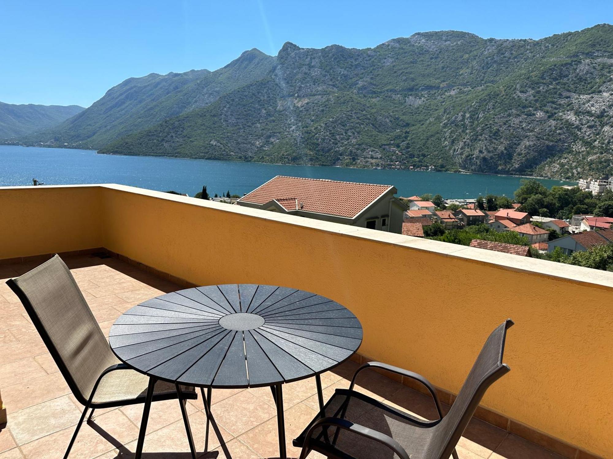 Villa Risan Apartments Exteriör bild