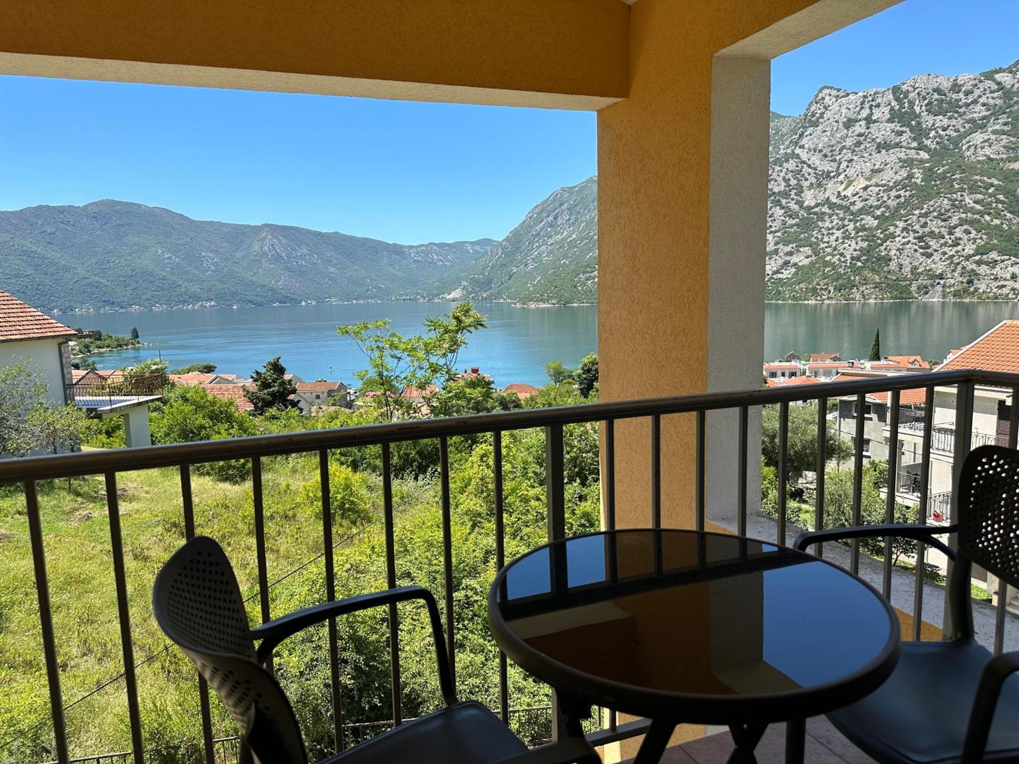 Villa Risan Apartments Exteriör bild