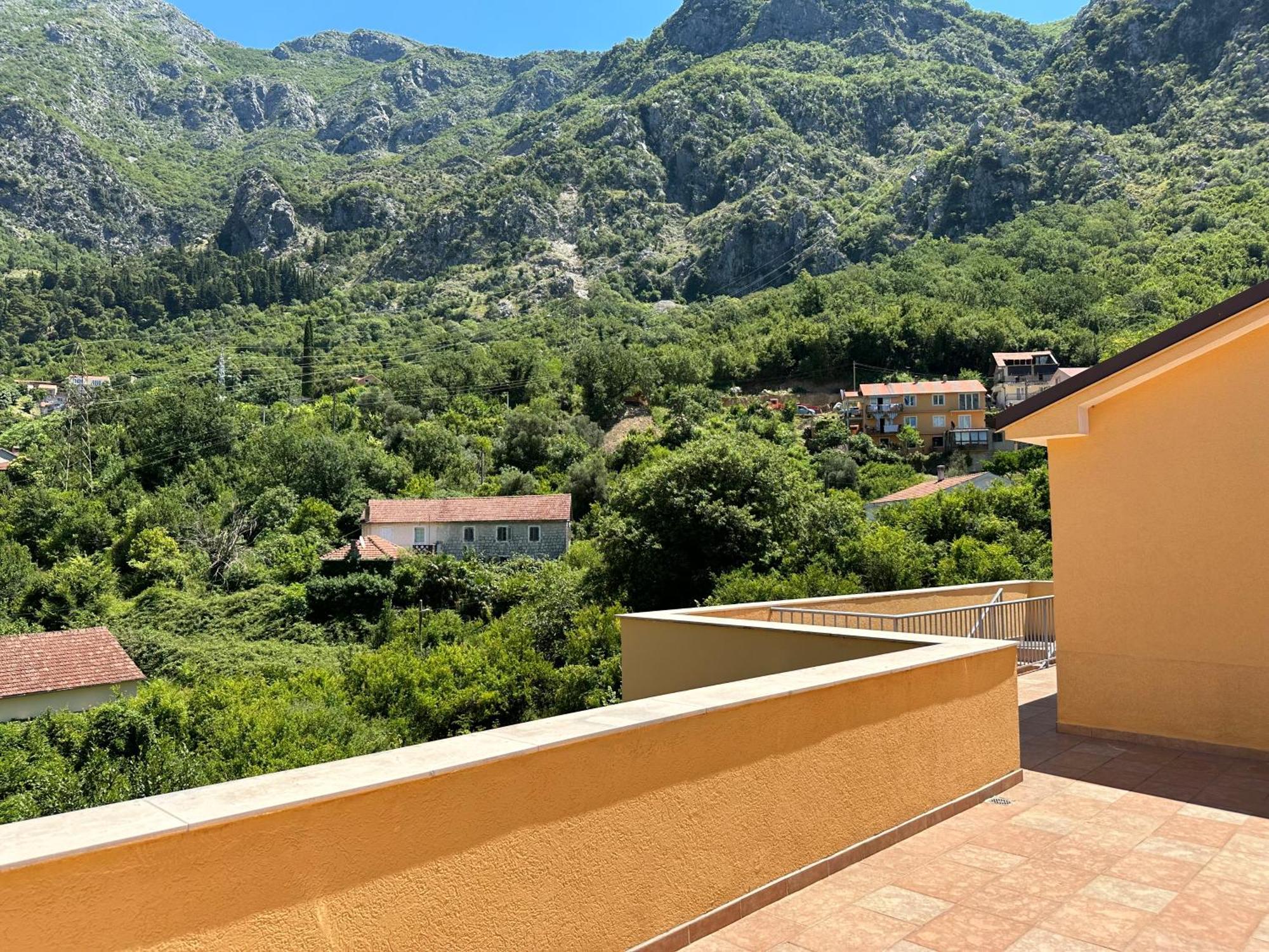 Villa Risan Apartments Exteriör bild