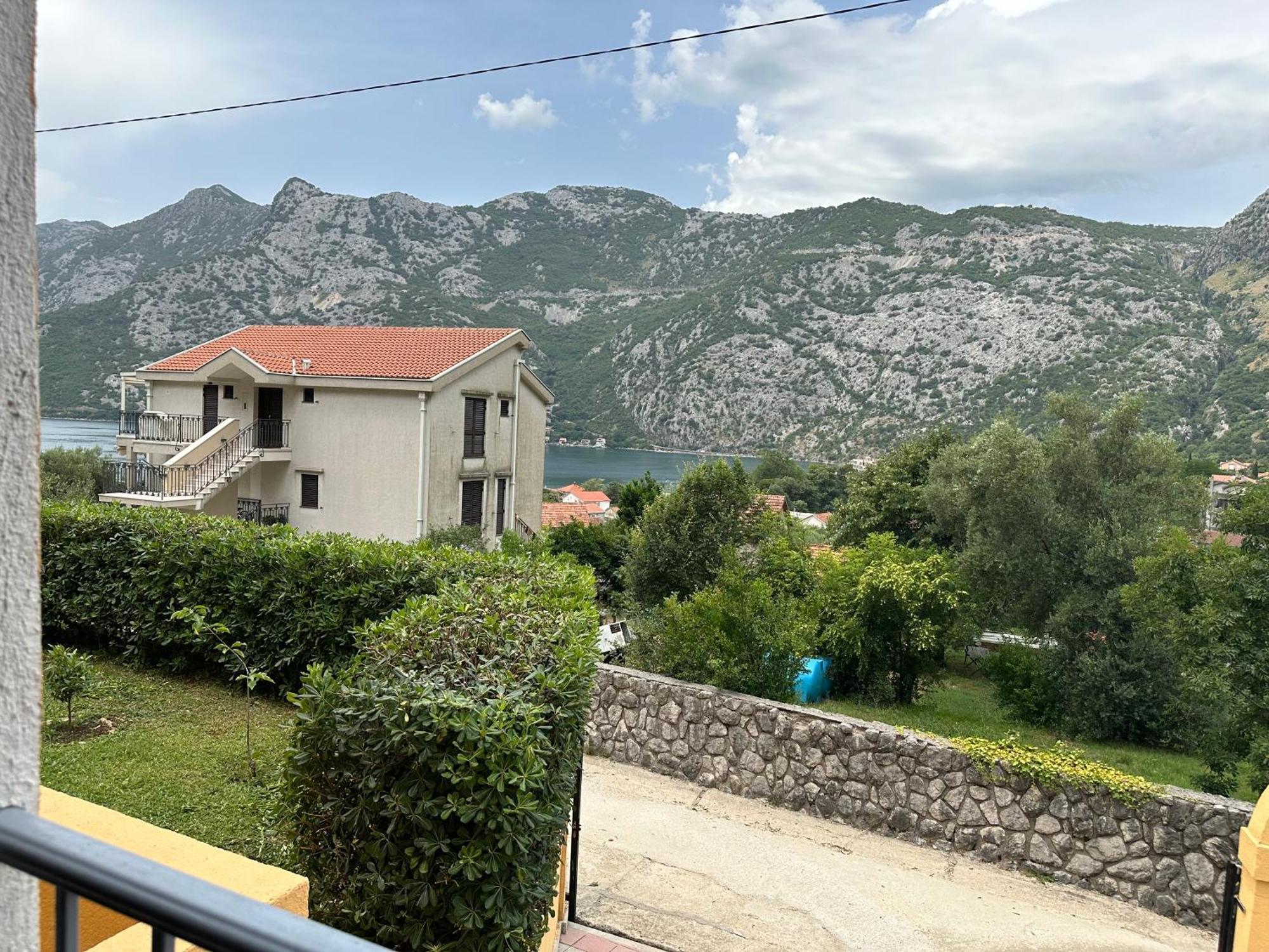 Villa Risan Apartments Exteriör bild