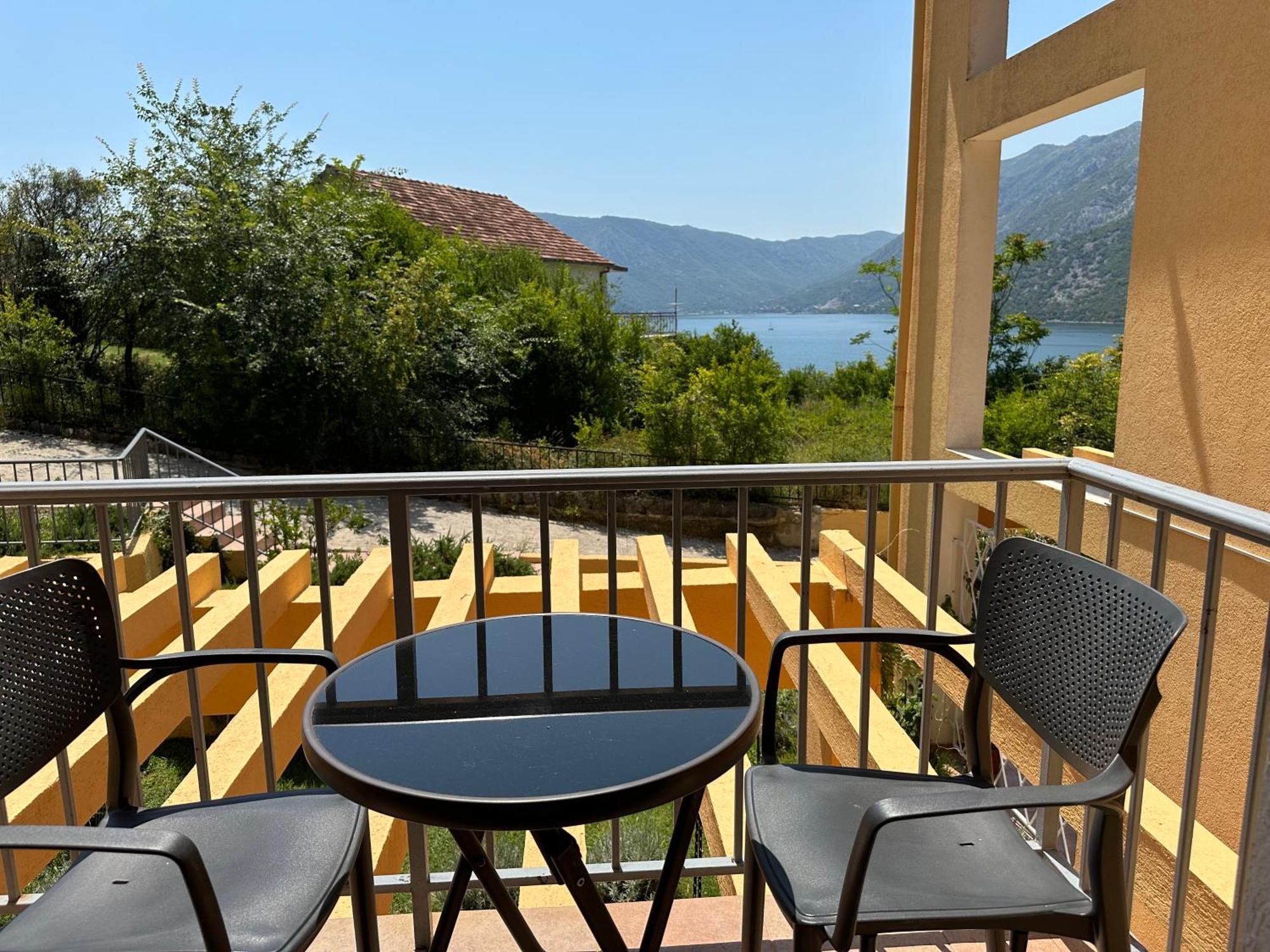 Villa Risan Apartments Exteriör bild