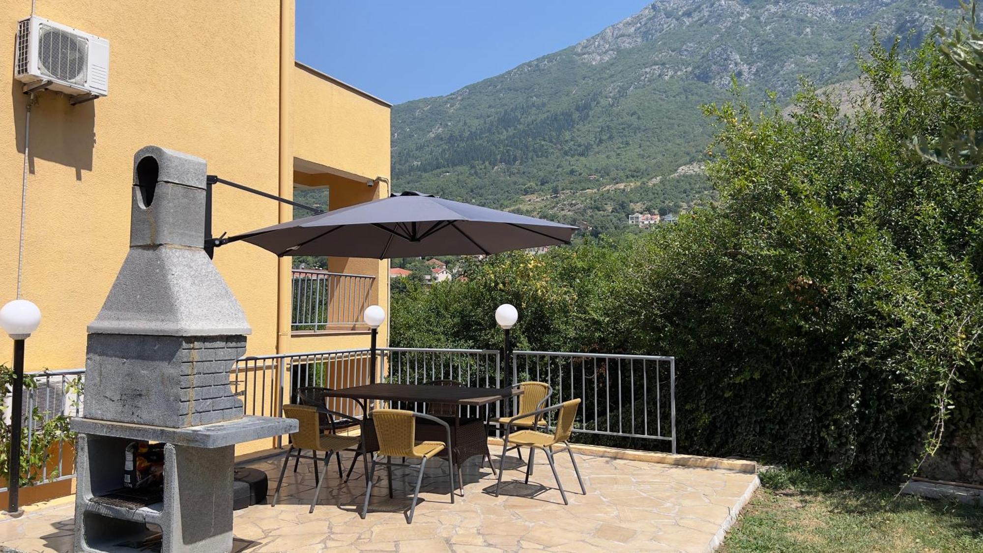 Villa Risan Apartments Exteriör bild